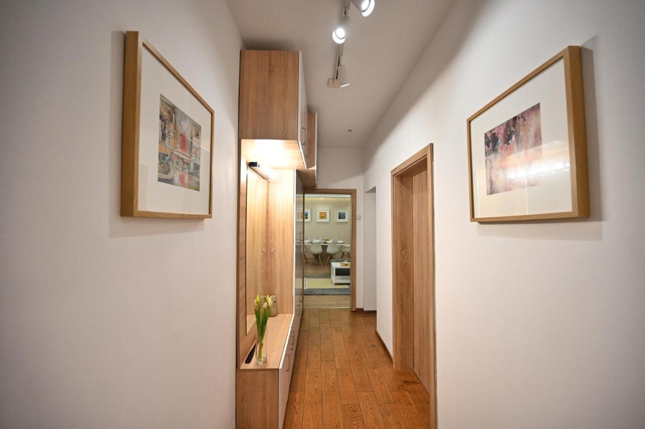 Modern Central 2-Bedroom Apartment With Parking ヴァルナ エクステリア 写真